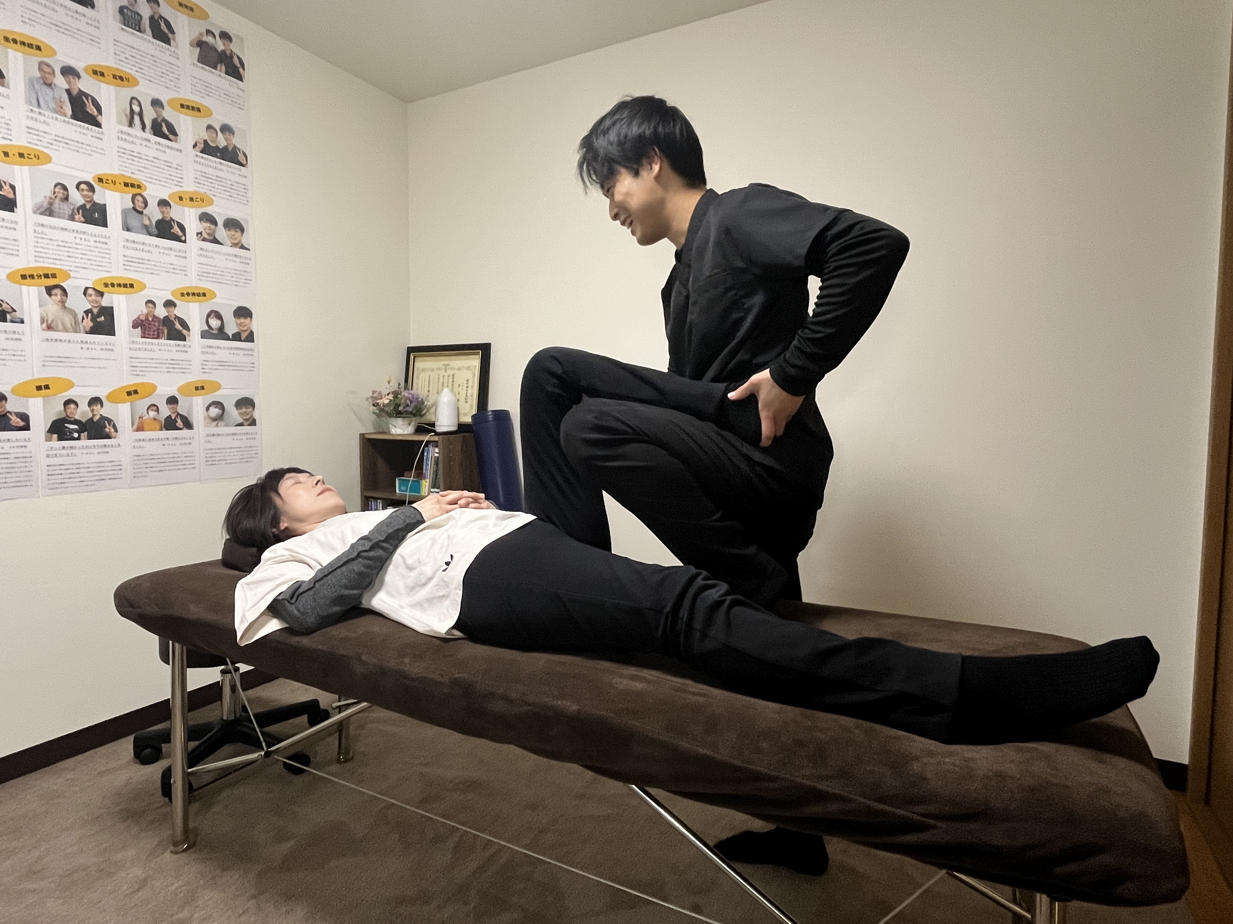 検査を行う理学療法士